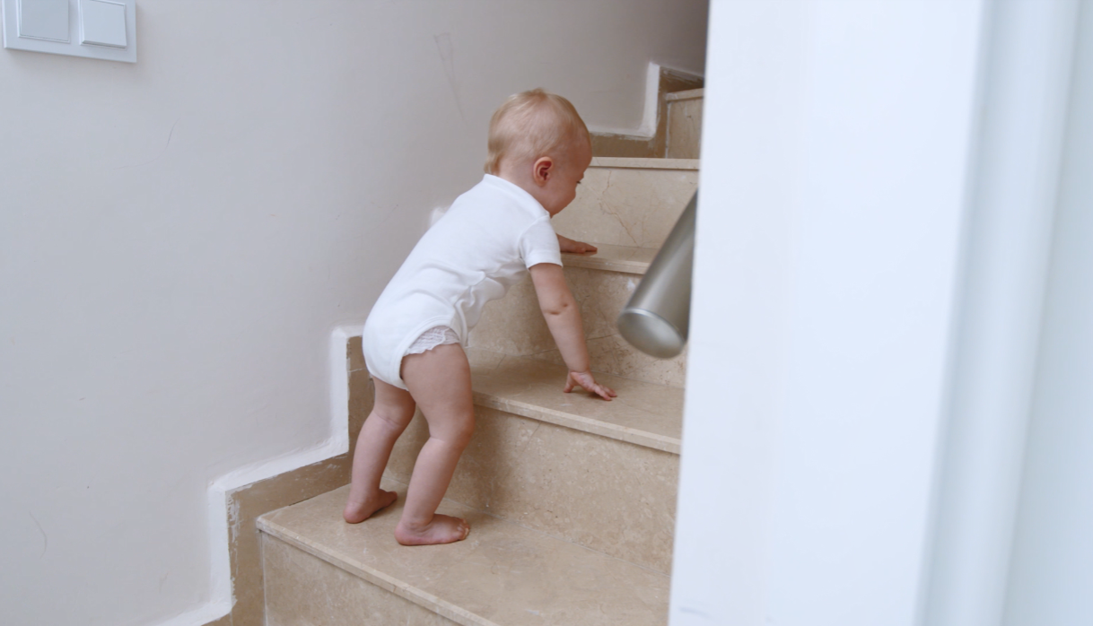 Comment assurer la sécurité de l'enfant une fois qu'il marche