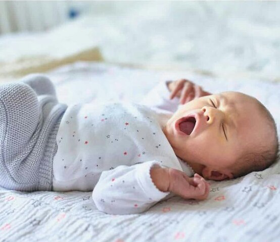 Bébé pleure toujours avant d'aller au lit ? 5 conseils pour endormir bébé, un must pour les mamans novices