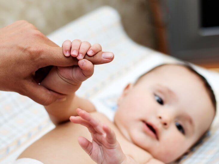 Les nouveau-nés aiment lever les mains en l'air, les serrer en forme de petits poings et lever automatiquement les pieds. Ce sont des réflexes courants chez les nouveau-nés !
