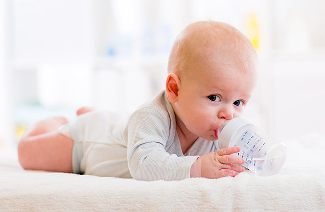 Les bébés peuvent-ils boire de l'eau pendant l'allaitement?