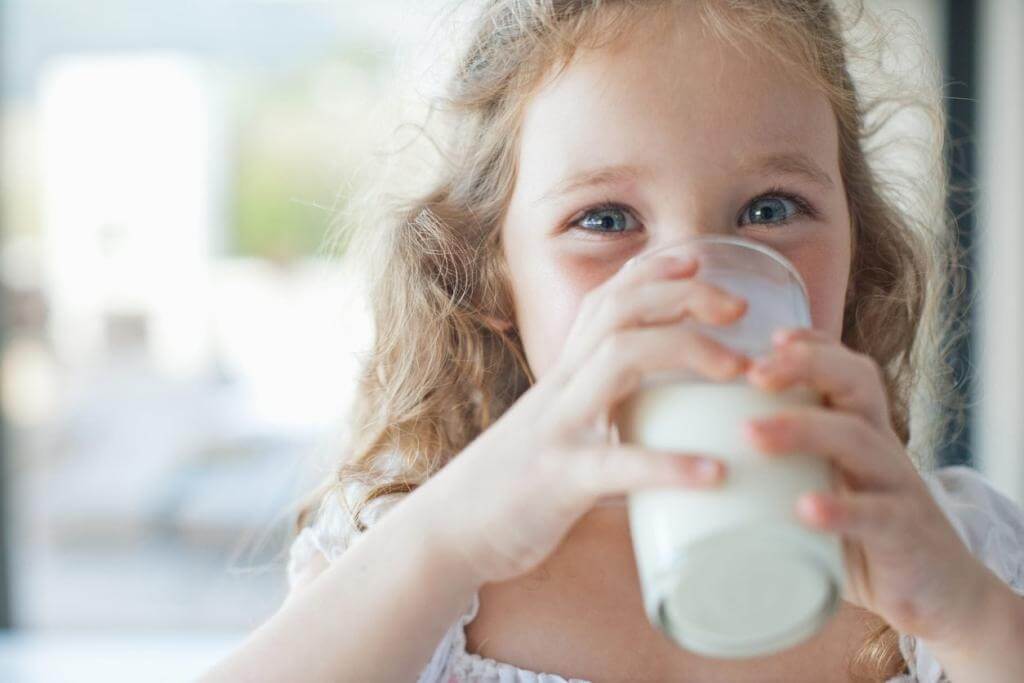 Dernière recommandation de l'AAP : les bébés de moins de 5 ans peuvent boire ces quatre boissons