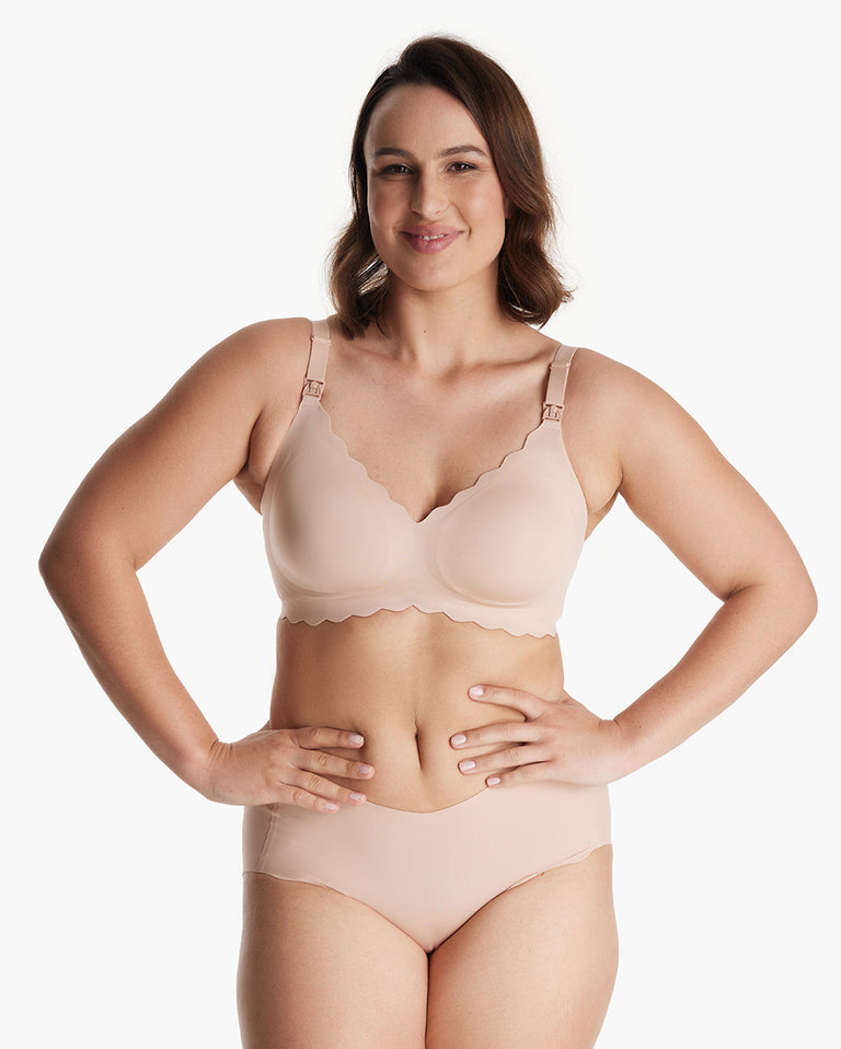 Translation missing: fr.Woman in beige Jelly Strip Seamless Nursing Bra YN46 &amp; briefs. Shows scalloped trim, visible M9 Pump nursing clips