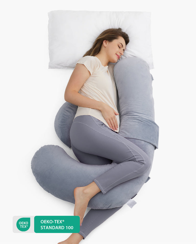 Translation missing: fr.F-shaped pregnancy pillow supporting a pregnant woman. Oeko-Tex Standard 100 certified for safe, comfortable sleep