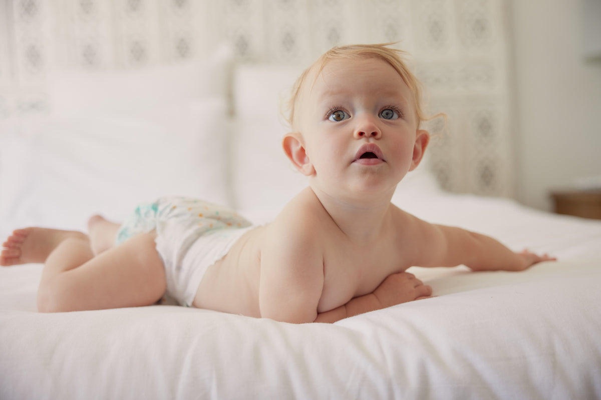 La date d'accouchement est la date à laquelle votre bébé devrait naître – soit environ 40 semaines après le début de vos dernières règles. La plupart des bébés n'arrivent pas à cette date exacte, c'est pourquoi les médecins parlent d'une date d'accouchement " estimée ".Cette date est pratique pour suivre les étapes de la grossesse et programmer les soins prénataux, les examens et les échographies. Elle vous aide également à vous préparer mentalement à la naissance de votre bébé !